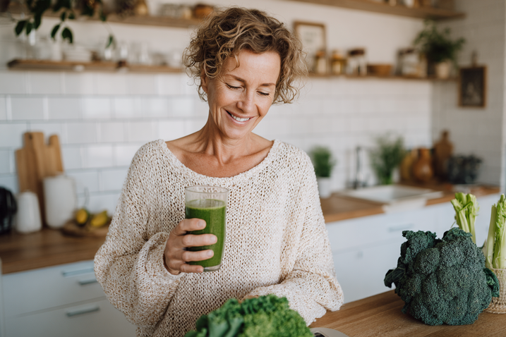 Frau trinkt grünen Smoothie
