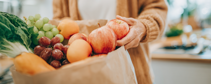 Eine Einkaufstüte mit Obst und Gemüse