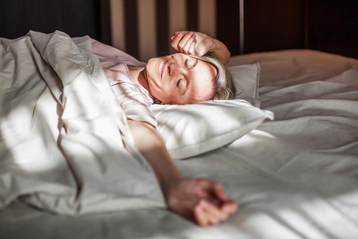Frau wacht erholt auf