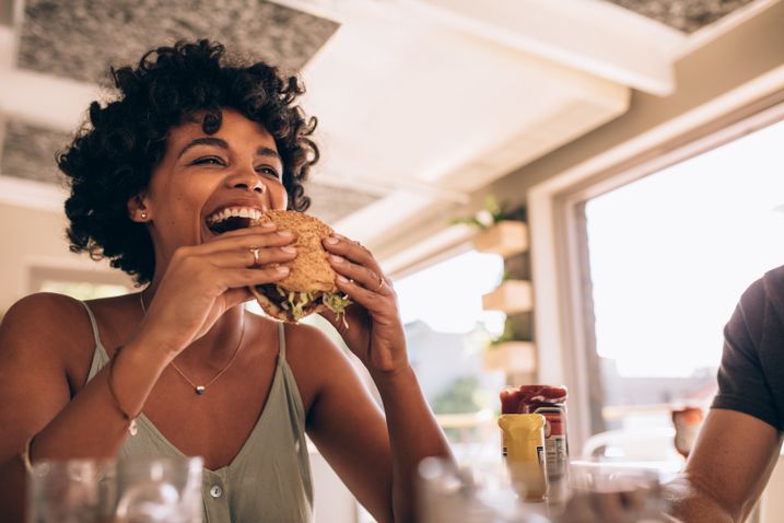 Frau isst vegetarischen Burger