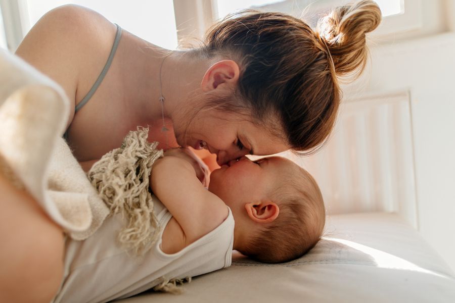 Frau und Baby schmusen