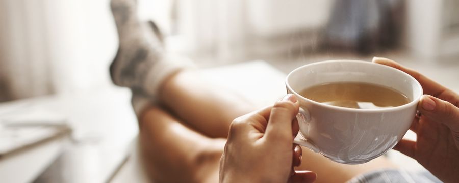Frau trinkt Tasse Tee