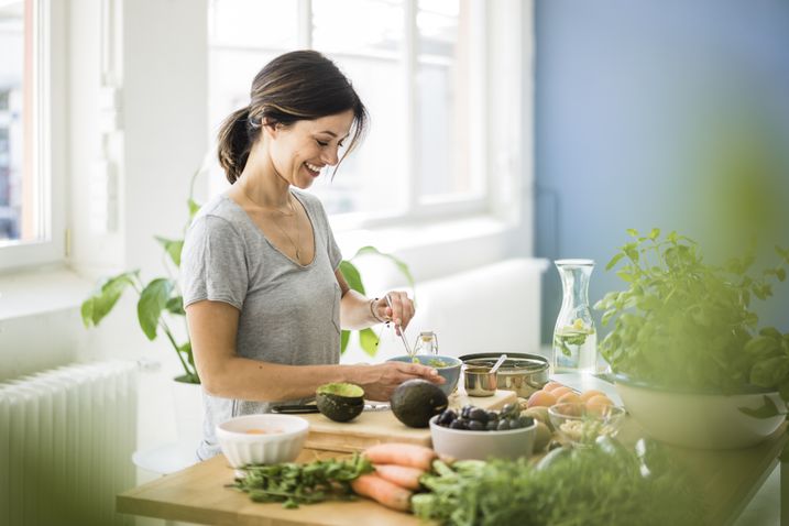 Frau kocht gesund