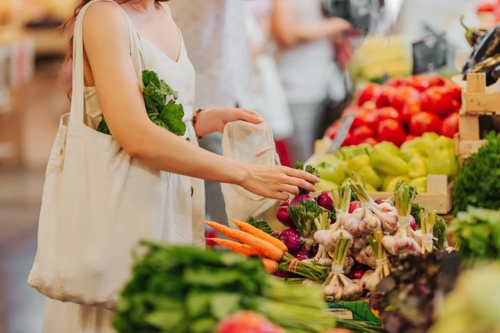 Frau shoppt Gemüse