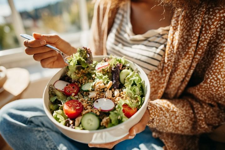 Frau isst gesunden Salat