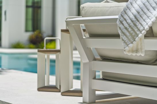 Mancini lounge white aluminium frame and light gray fabric