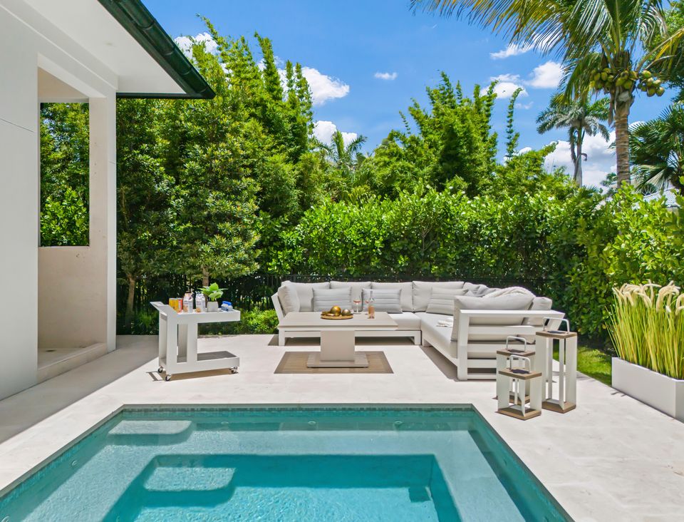 Mancini lounge white aluminium frame and light gray fabric