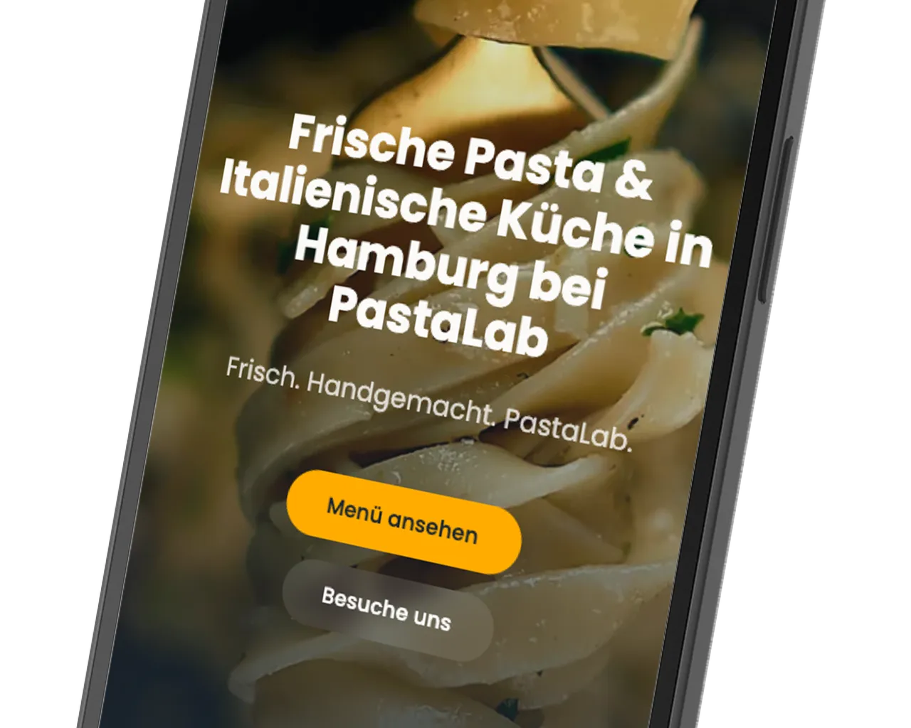 Smartphone, auf dem eine Website mit einem Bild von frisch zubereiteter Pasta auf einer Gabel angezeigt wird; Text in deutscher Sprache wirbt für PastaLab in Hamburg.