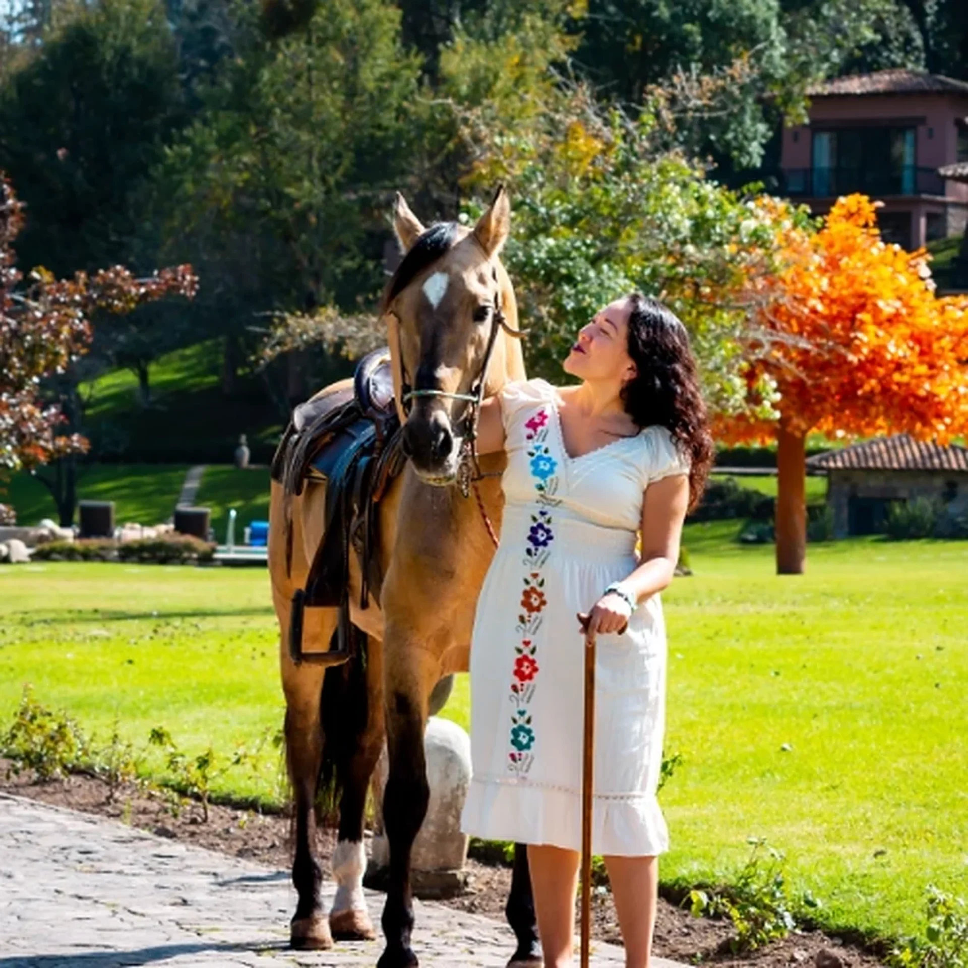 Couple with a horse on the gardens of Sierra Lago