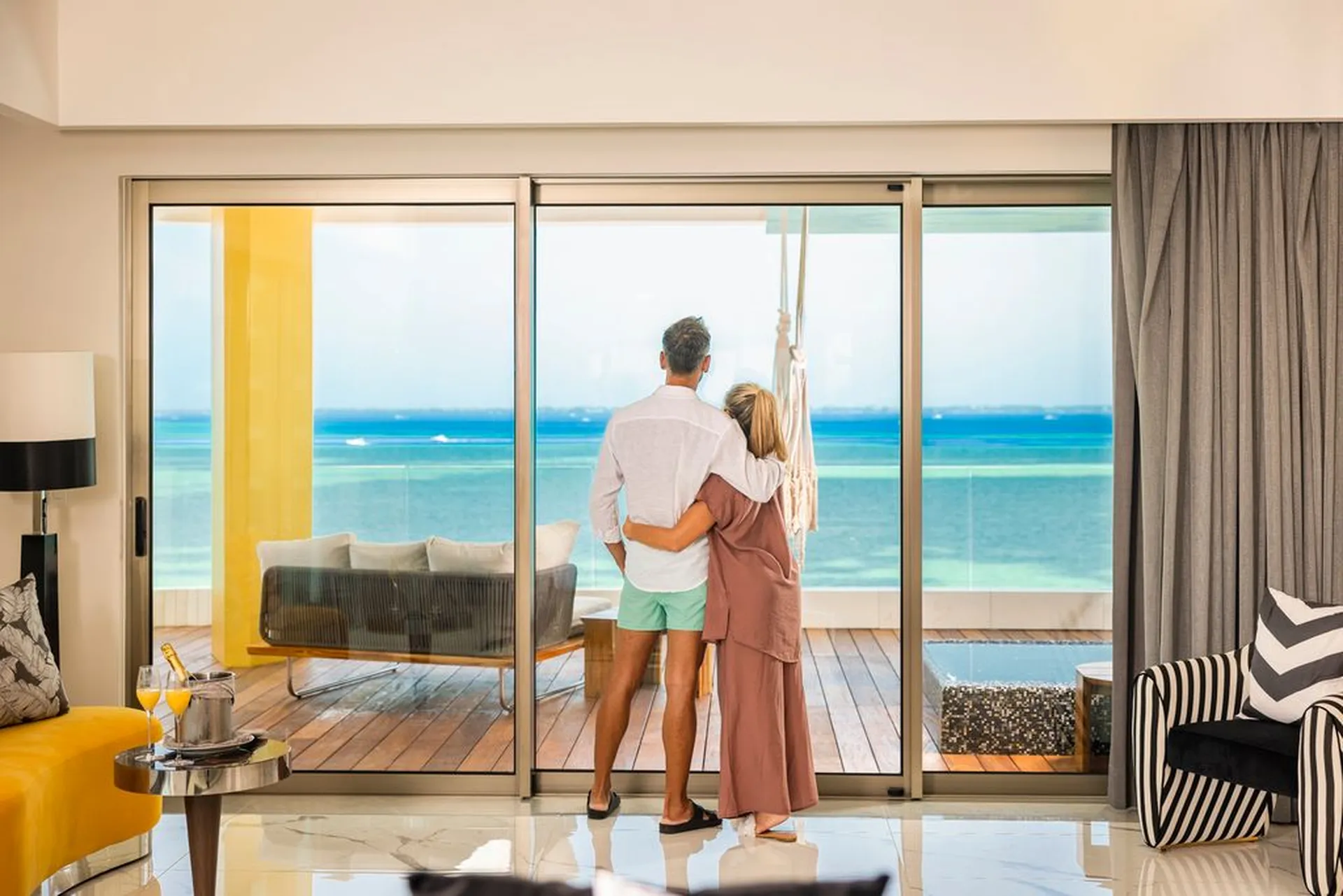 couple-at-a-beachfront-hotel-mousai-cancun-boutique-hotel