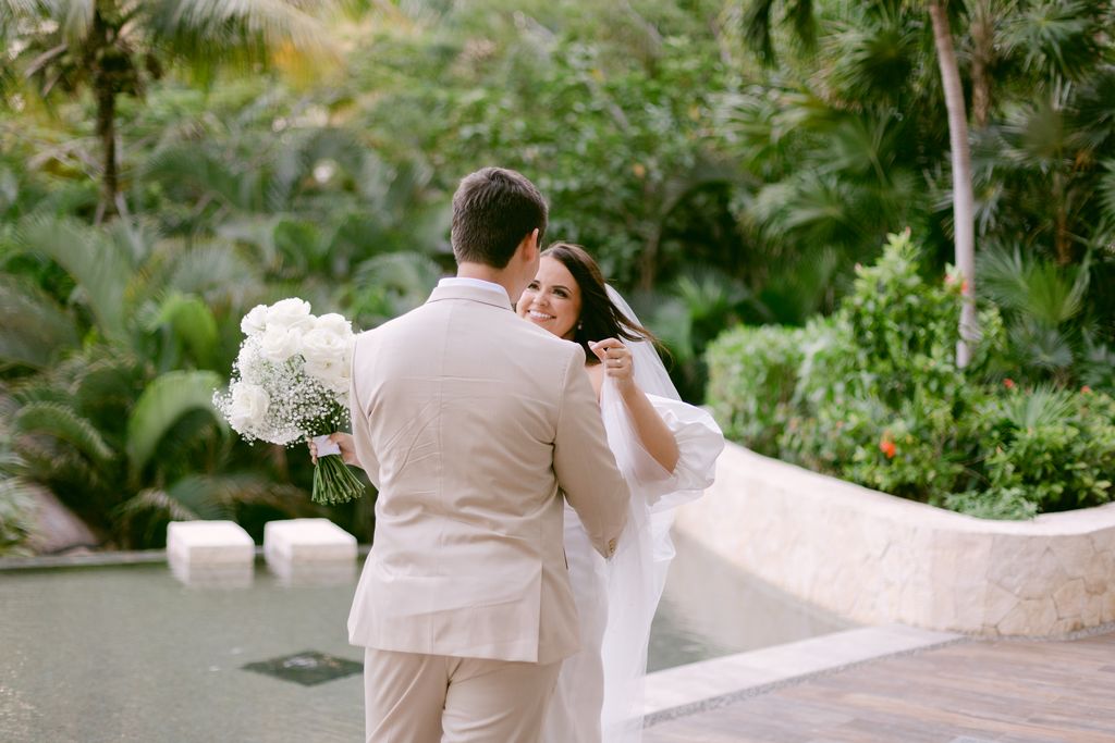 wedding-couple-at-garza-blanca-cancun-areas