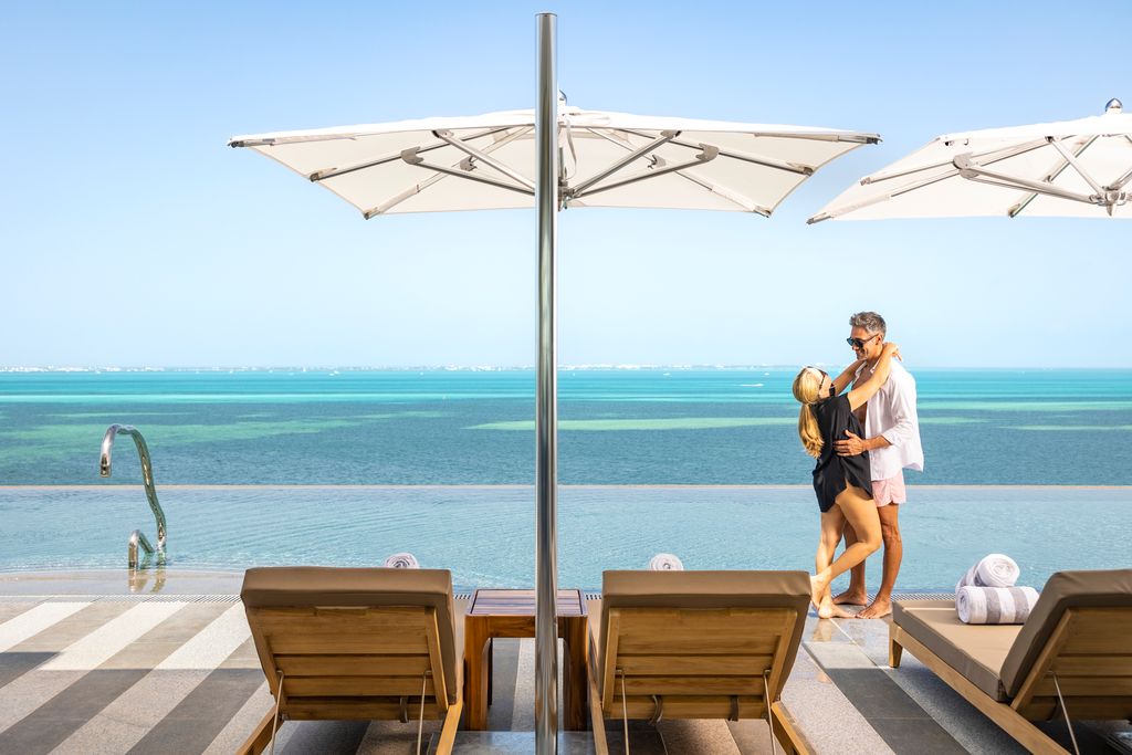 couple-at-hotel-mousai-cancun-rooftop
