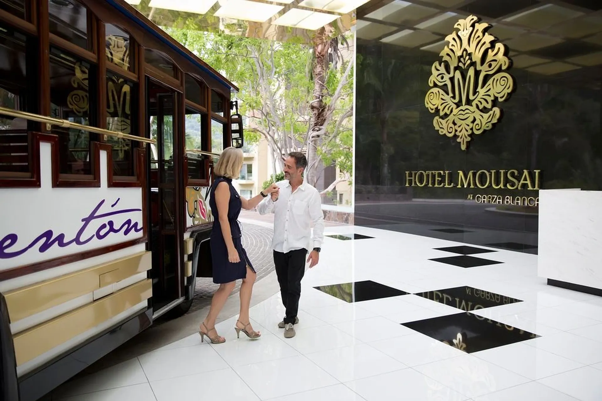 couple arriving at Mousai Puerto Vallarta