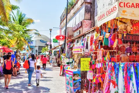 famous-playa-del-carmen-5th-avenue-tourist-district-at-mayan-riviera-mexic