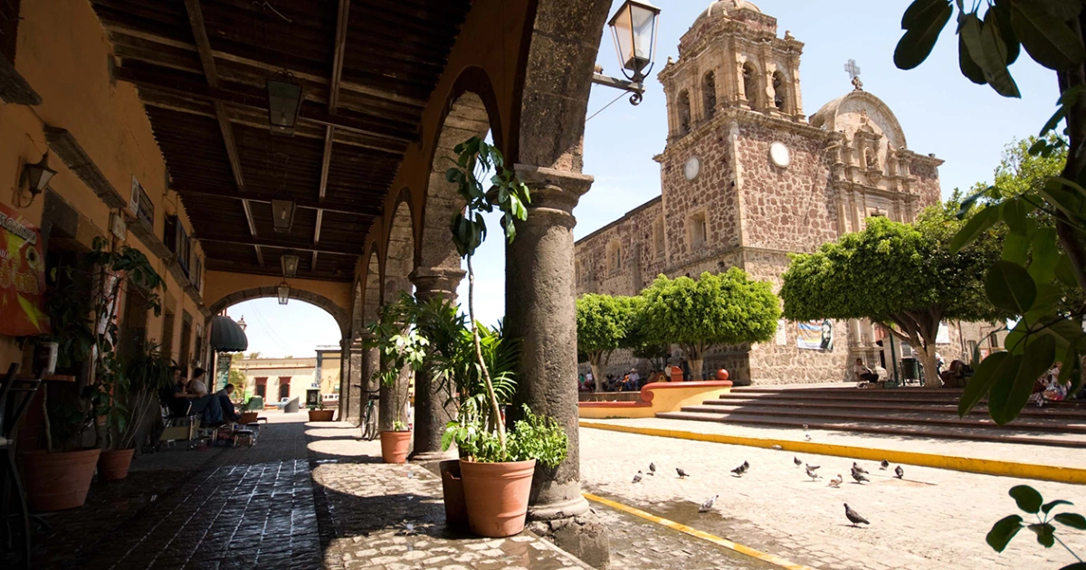 Arcades and Santiago Apóstol parish church in downtown Tequila, Jalisco