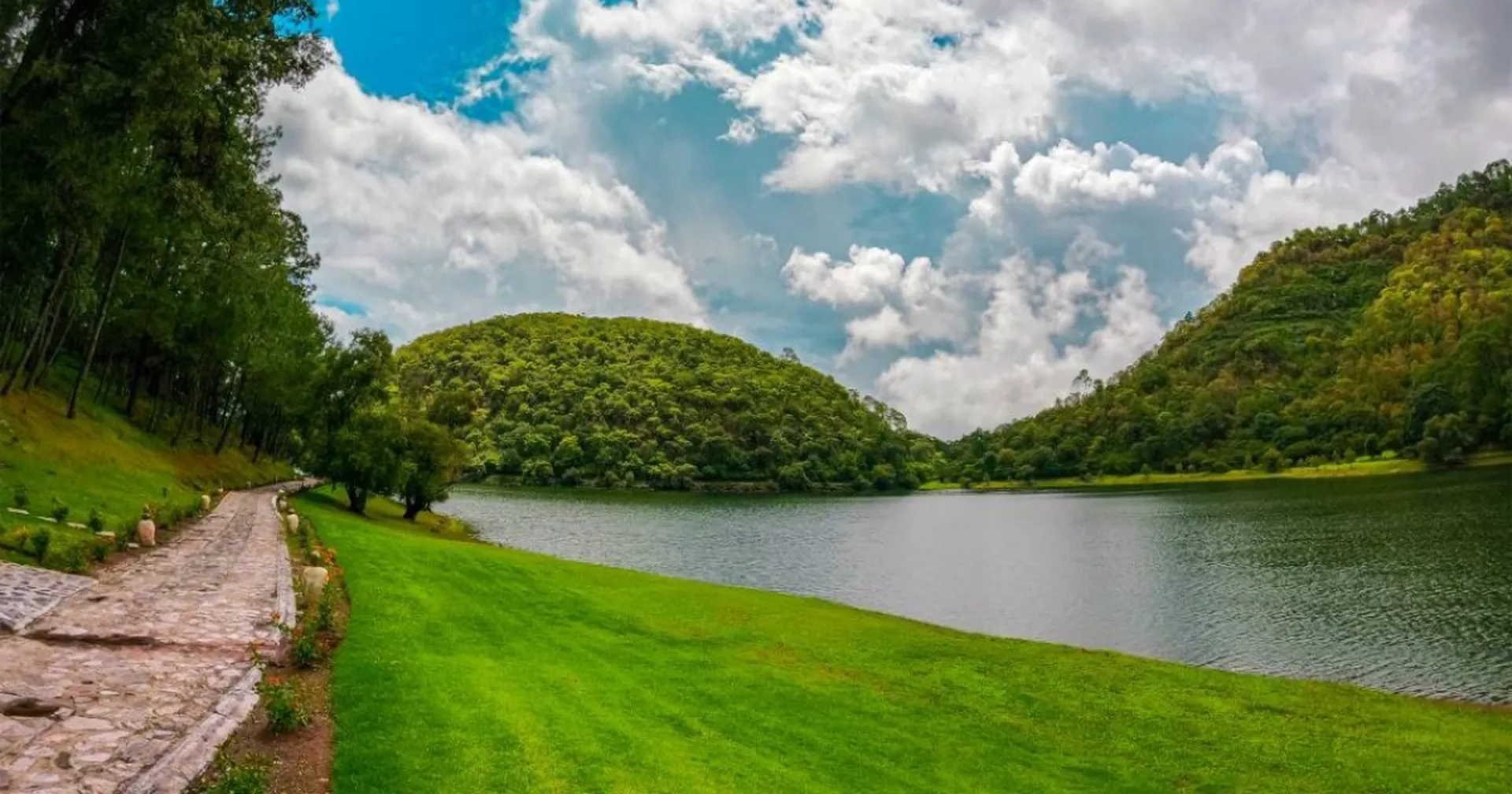 Lake and forest scenery at Sierra Lago, perfect for landscape photography