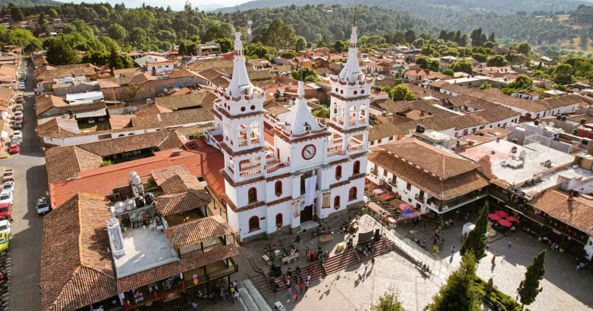White parish church of Mazamitla among tile roofs and pine forest