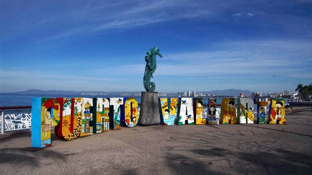 letras en el malecon de puerto vallarta