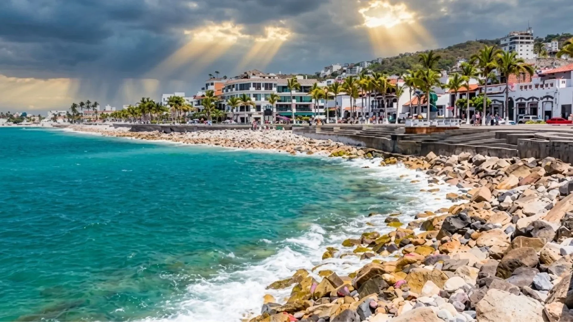 puerto vallarta con cielo nublado
