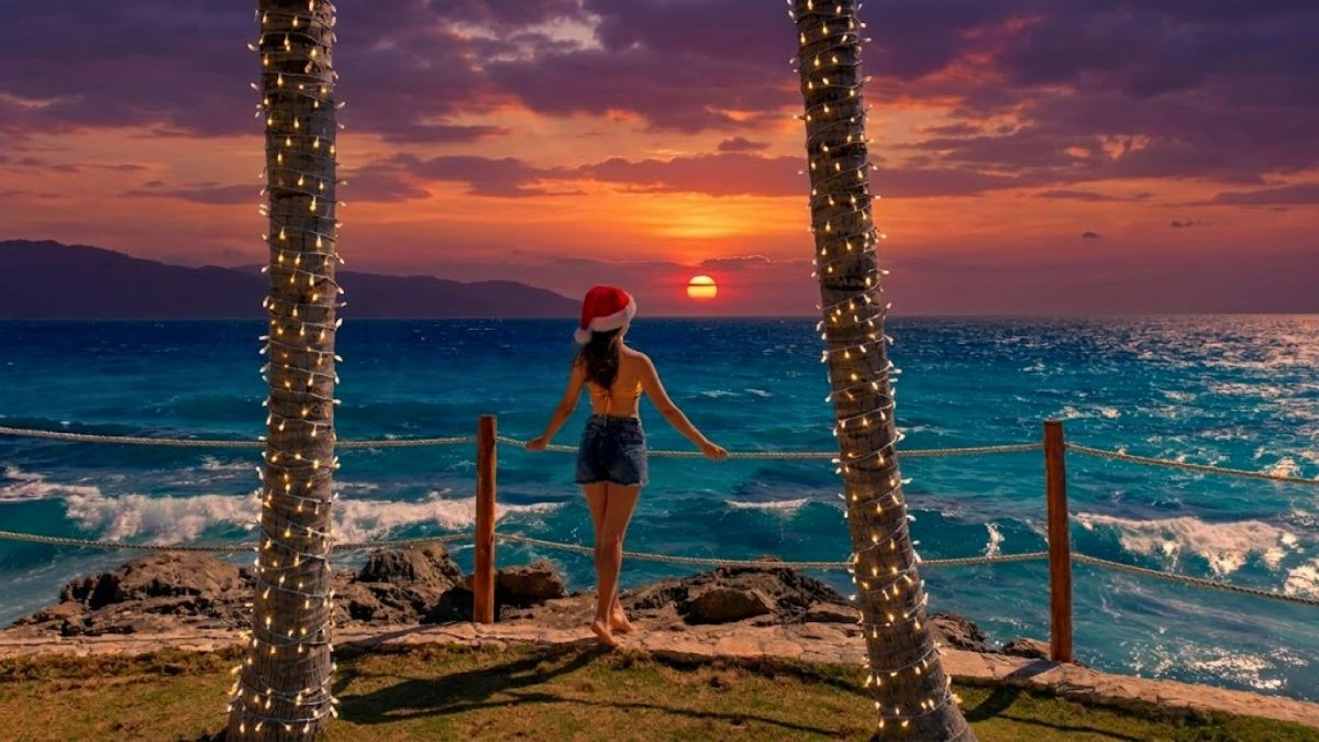 chica admirando el caribe desde un muelle con aura navideña