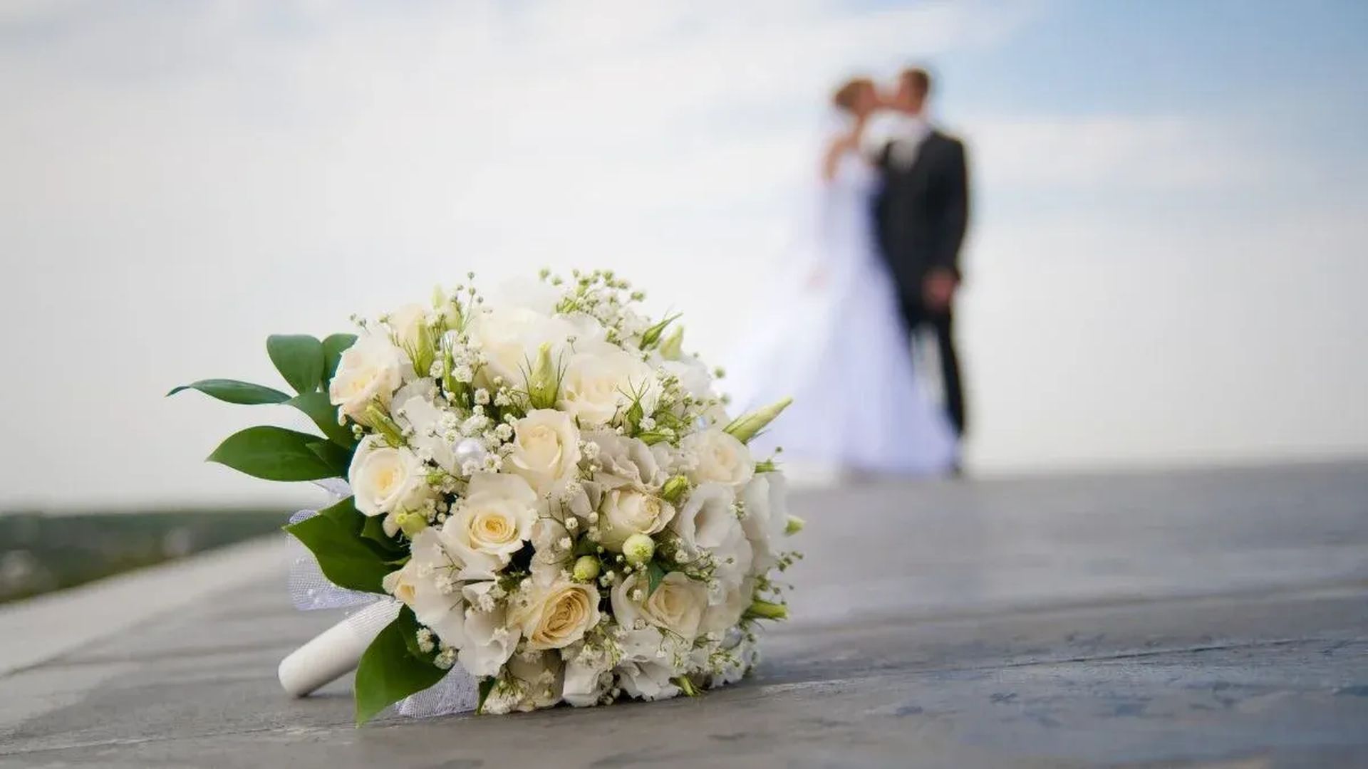 picture of a bouquete and a couple on the background