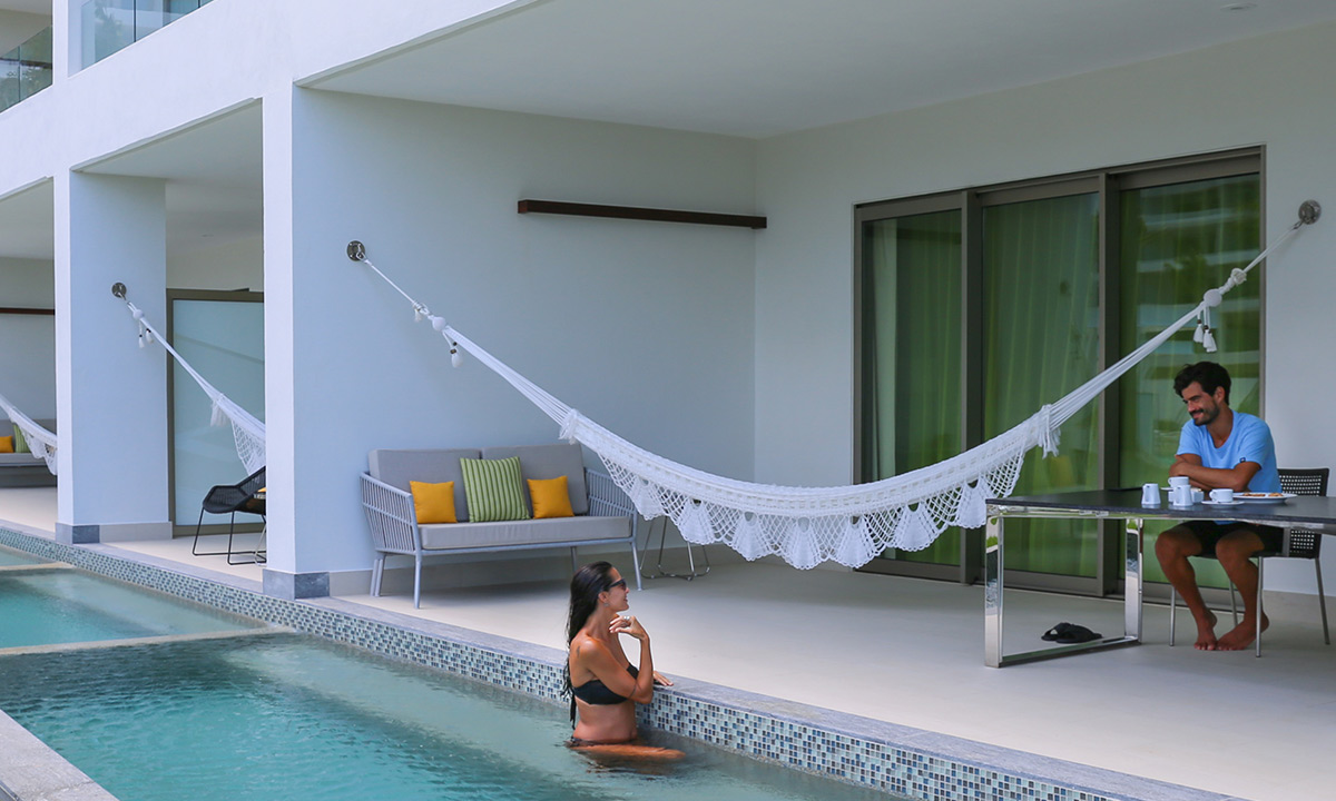 garza-blanca-cancun-couple-at-swim-up-suite