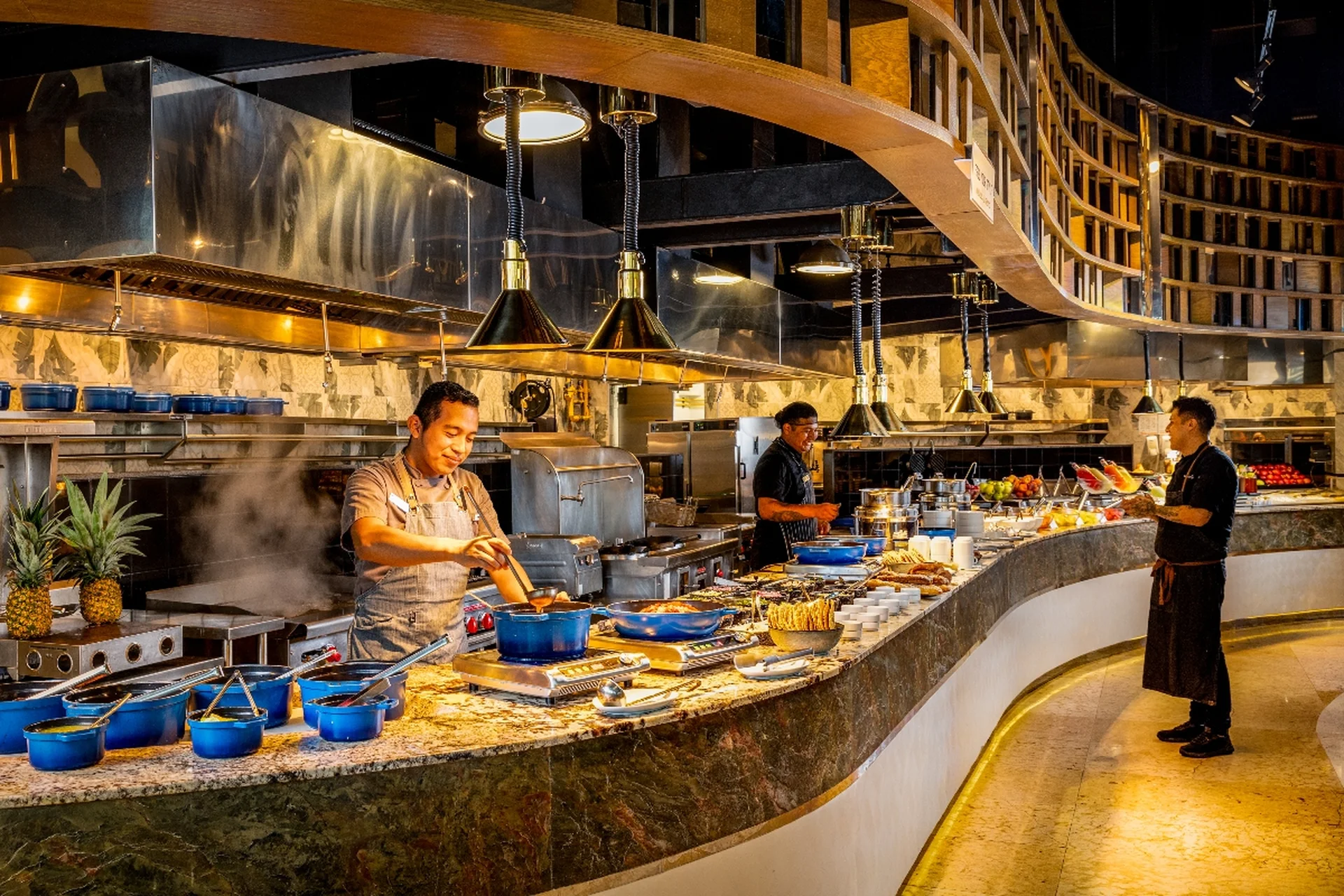 Chefs cocinando en el Gourmet Food Hall de Garza Blanca Cancún