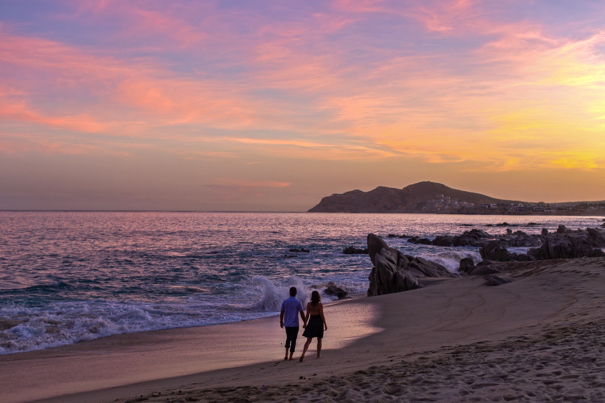 couple-exploring-the-garza-blanca-los-cabos-beach