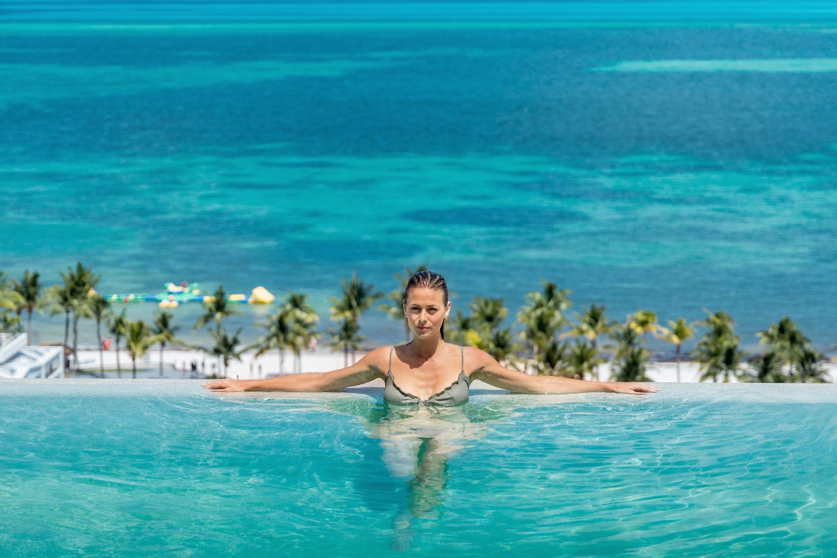 girl-at-the-garza-blanca-cancun-rooftop-pool