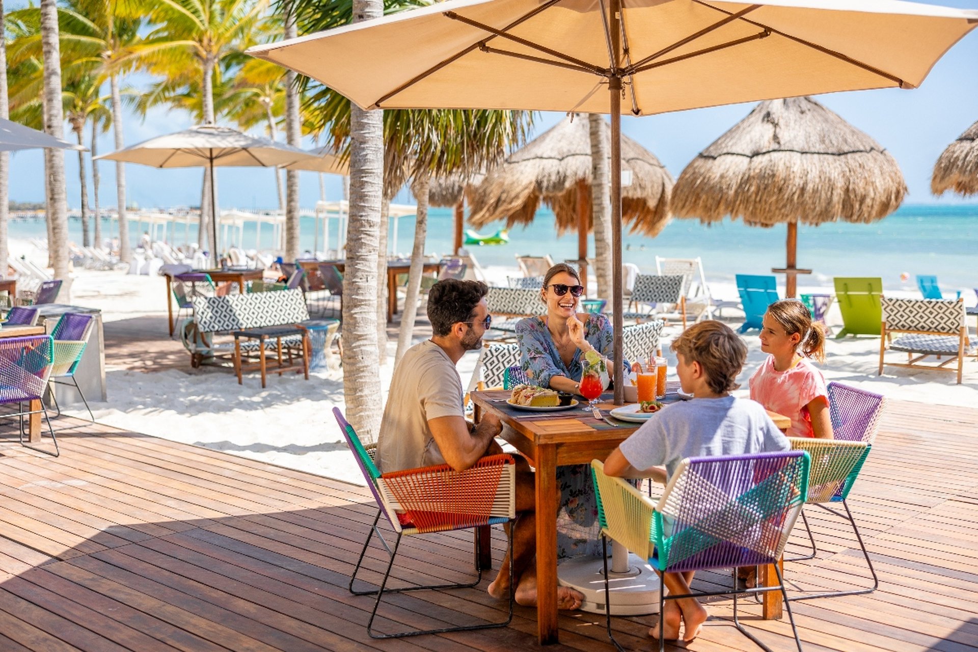family-dining-at-the-garza-blanca-cancun-foodtruck-restaurant