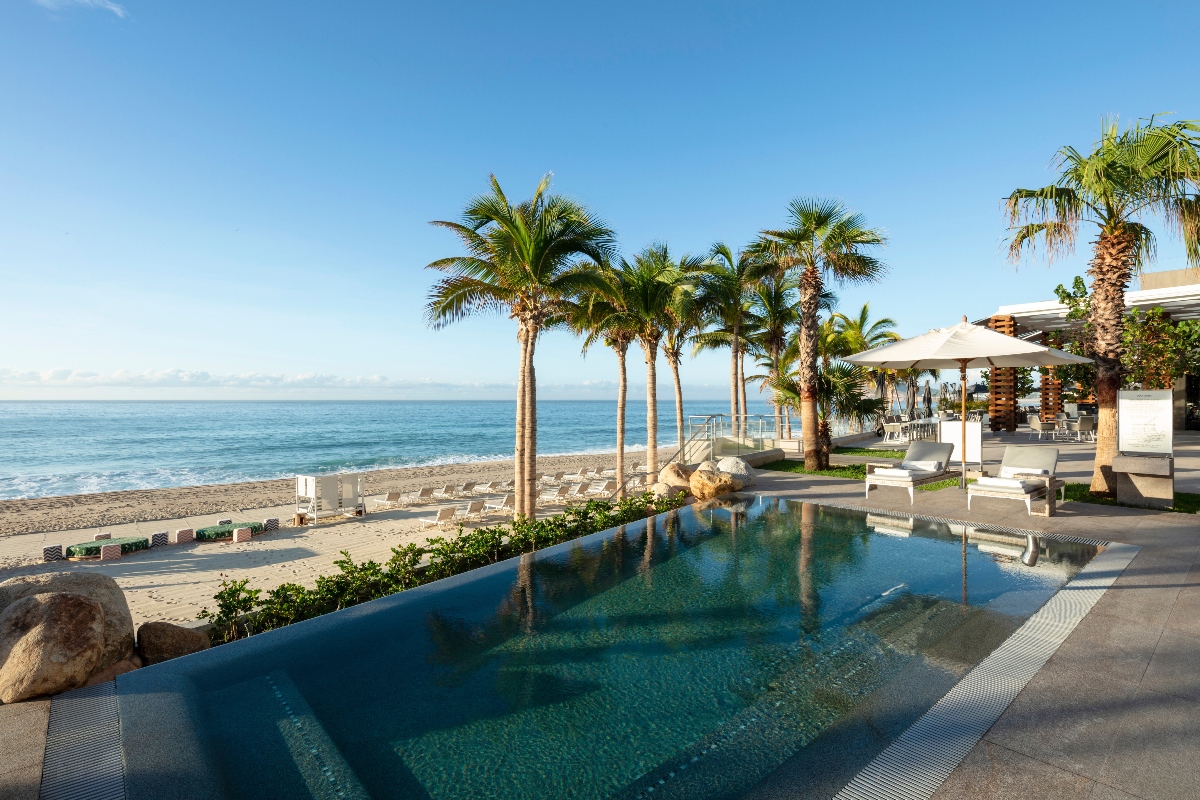 beachfront-pool-at-garza-blanca-cabo