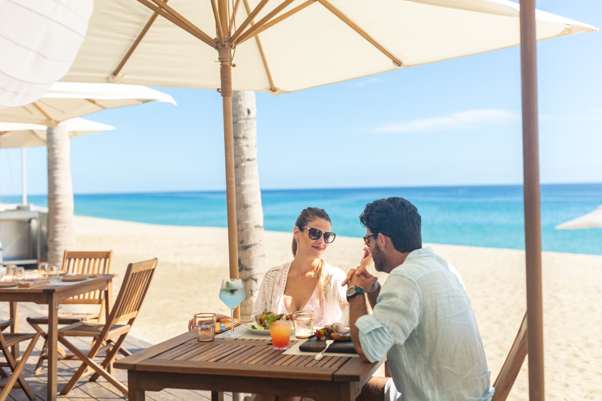 couple eating seafood and drinking cocktails at Garza Blanca Cabo food truck