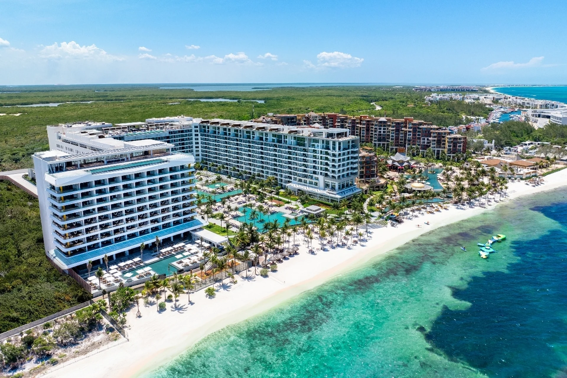 Vista aérea de Hotel Mousai Cancún y la playa de Costa Mujeres