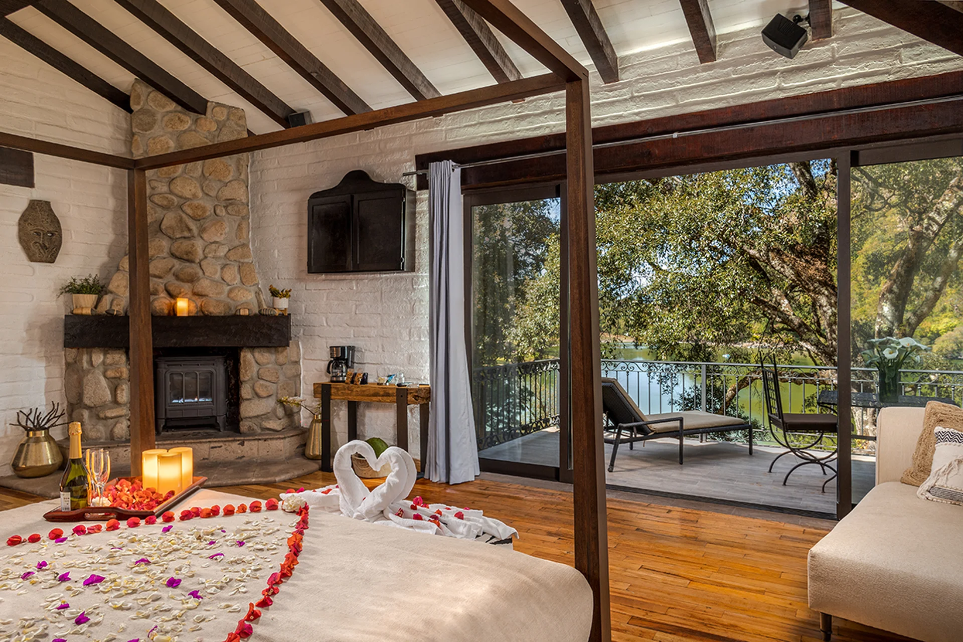 Bedroom at Cabana Lunamielera, Sierra Lago Resort & Spa