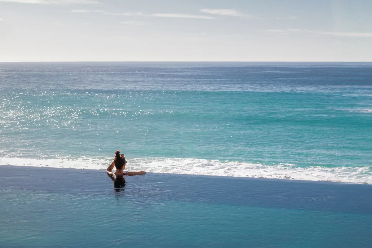 girl-at-garza-blanca-los-cabos-rooftop-infinity-pool