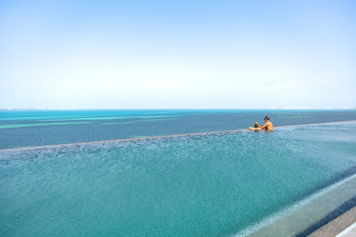 couple-at-the-stunning-rooftop-pool-at-hotel-mousai-cancun