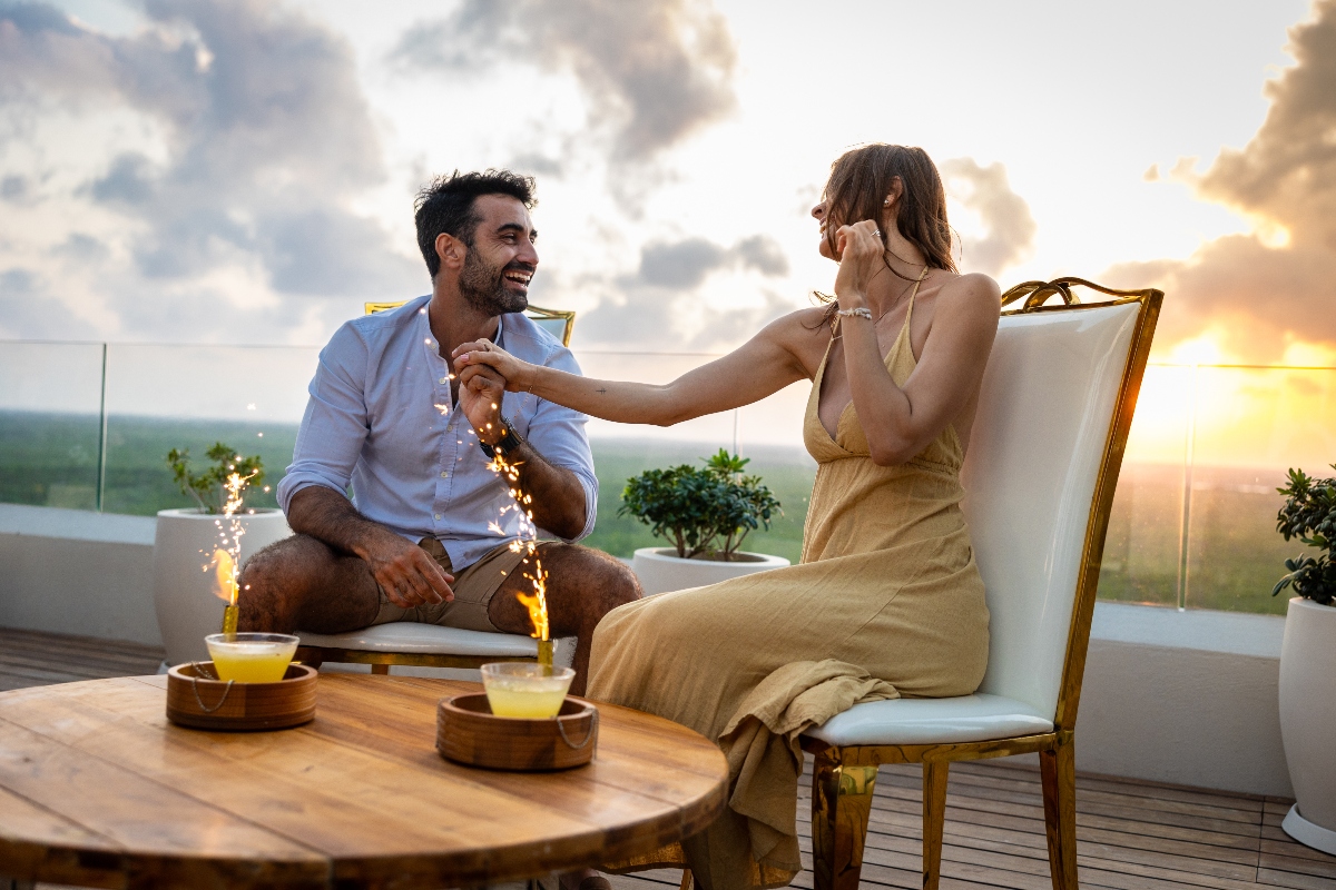 couple-in-a-romantic-dinner-at-the-garza-blanca-cancun-rooftop