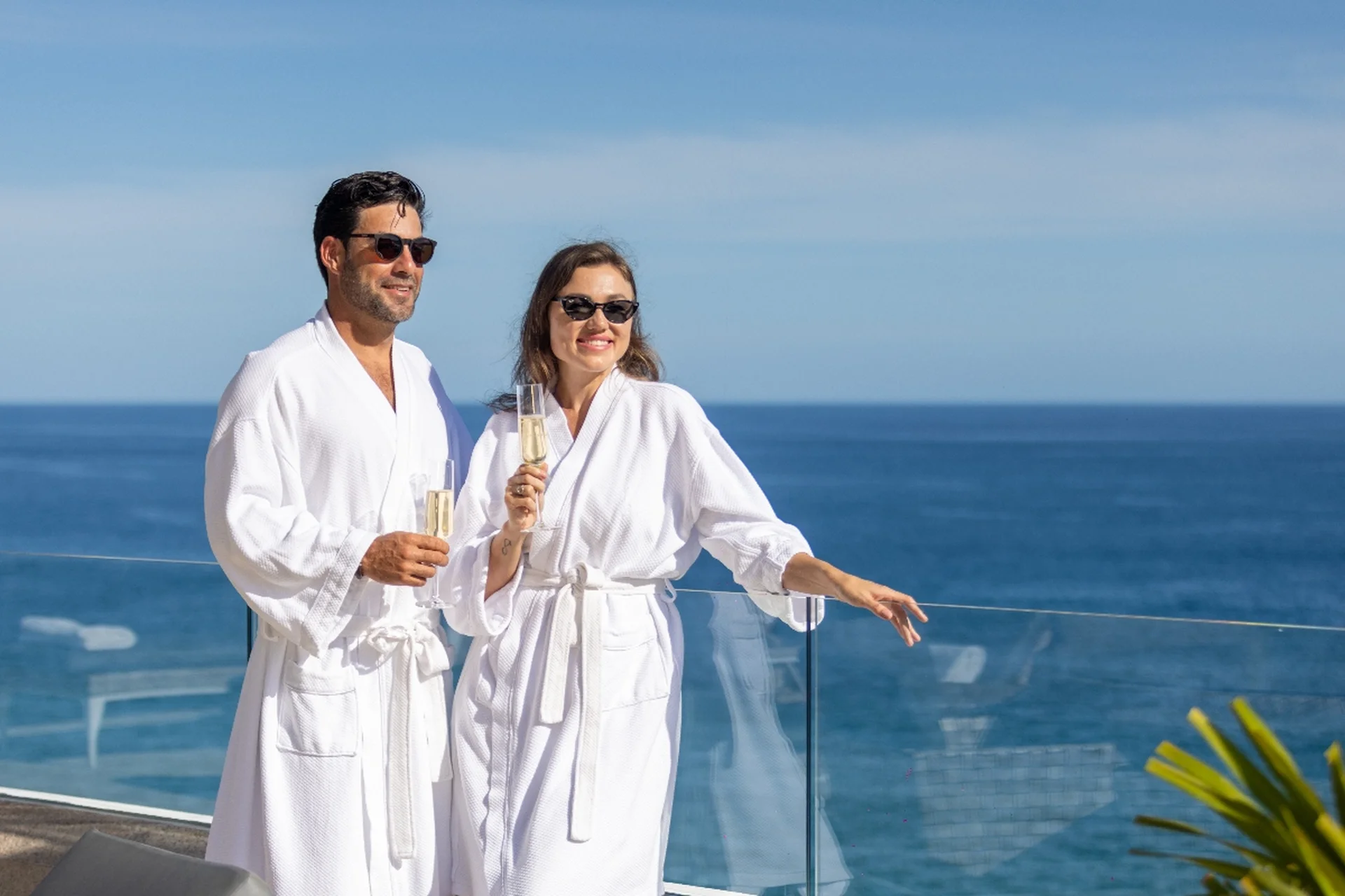 Pareja celebrando una ocasión especial en Garza Blanca Cabo
