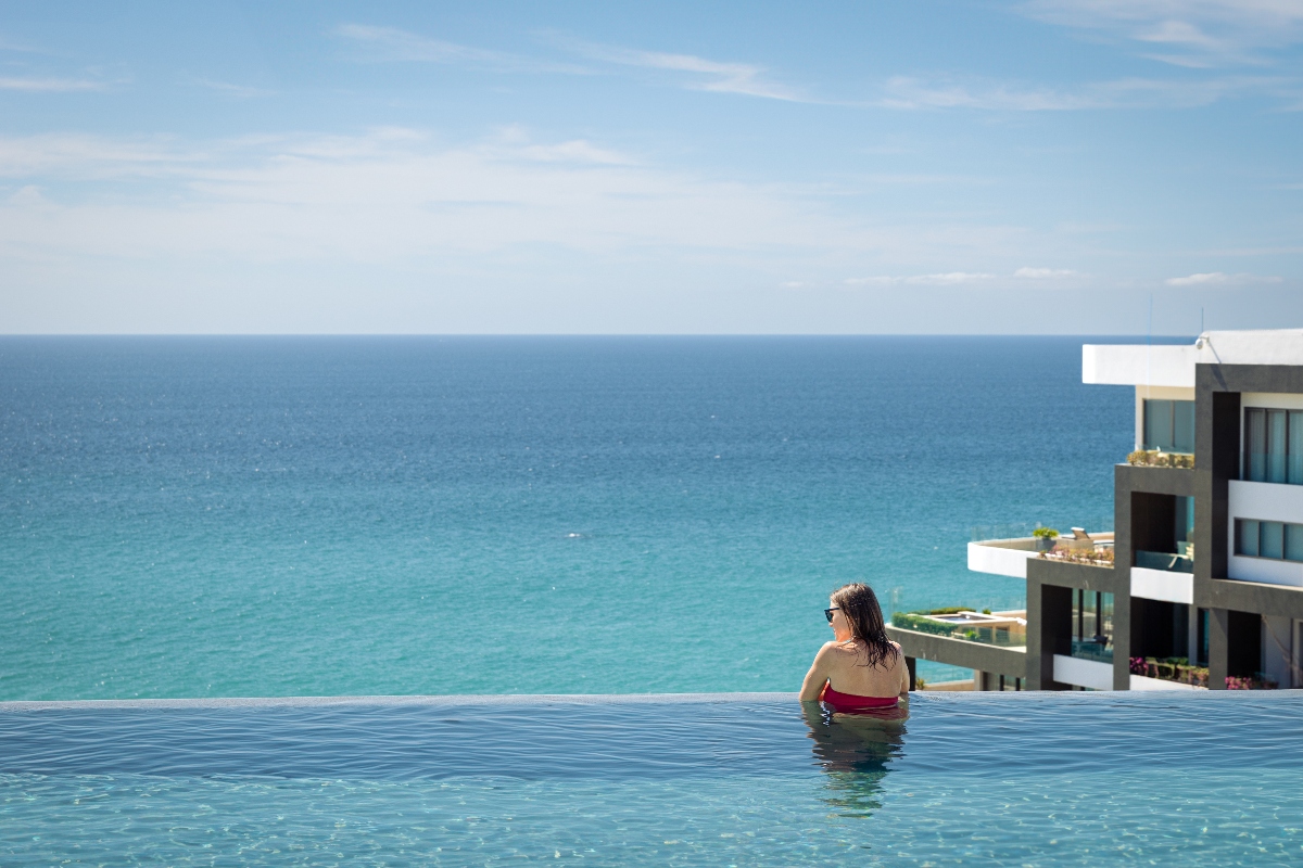 girl-at-the-exclusive-garza-blanca-los-cabos-rooftop