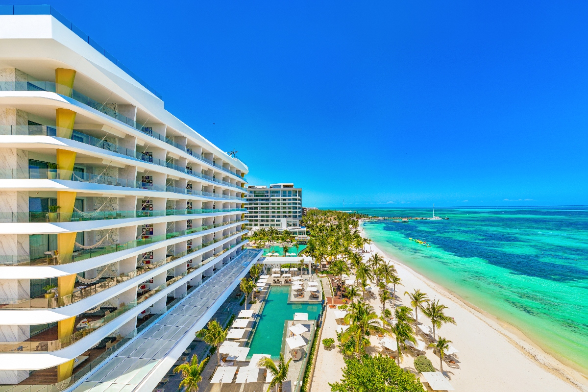 external-view-of-hotel-mousai-cancun-suites-and-pool