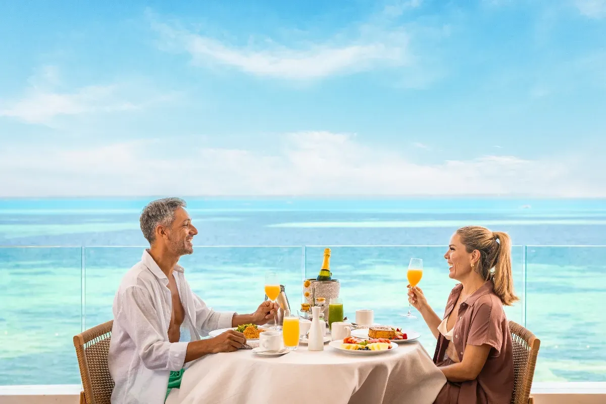 couple-having-breakfast-at-an-hotel-mousai-cancun-beachfront-suite
