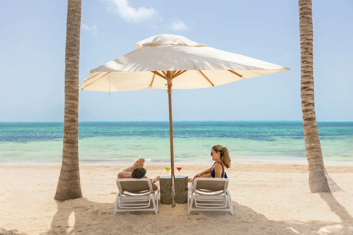 couple-relaxing-at-the-hotel-mousai-cancun-beach