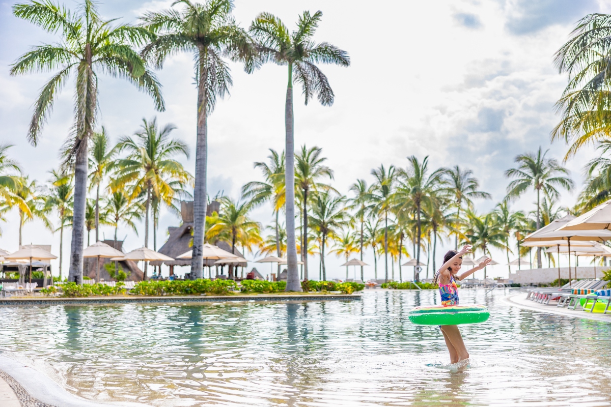 kid-playing-at-villa-del-palmar-cancun-pool