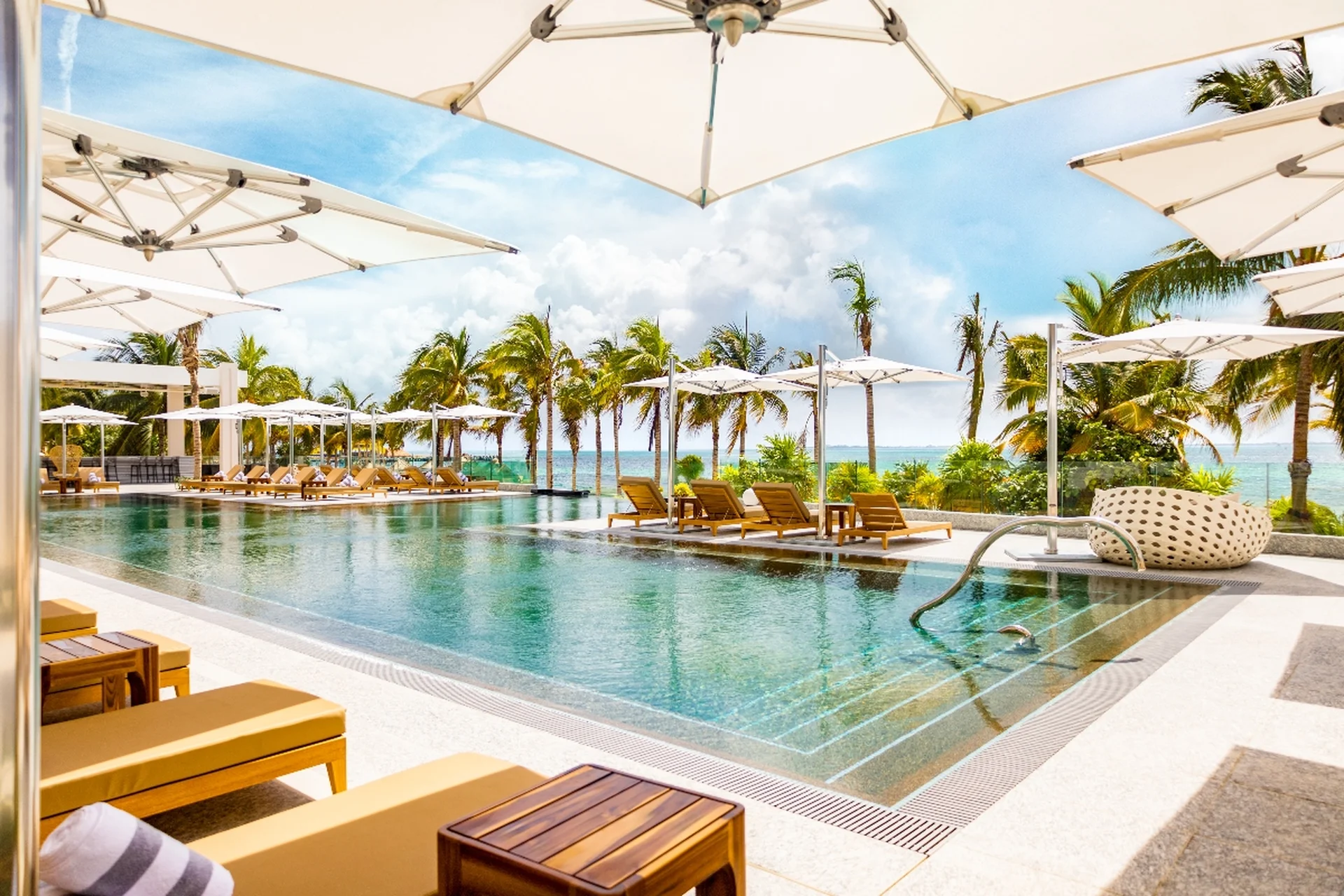 Vista de la alberca infinita de Hotel Mousai Cancún