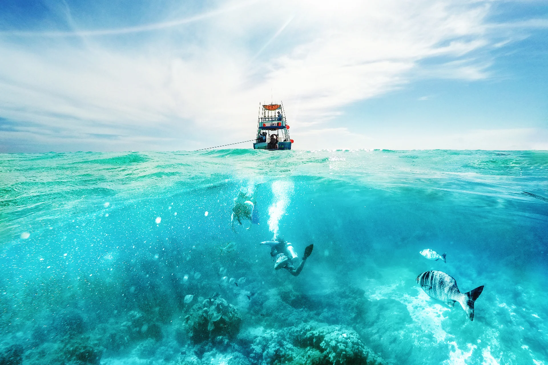 Personas haciendo snorkel en el agua turquesa de Cancún