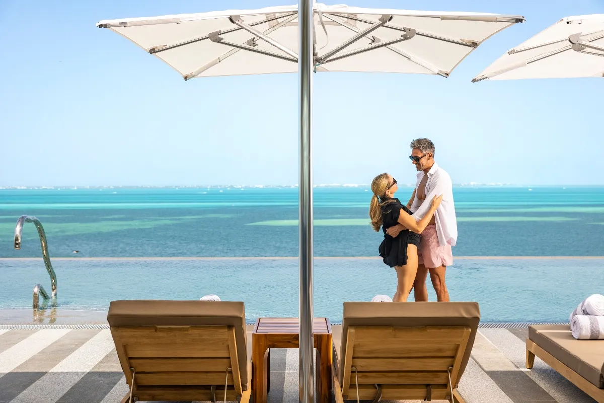 couple-having-a-romantic-time-at-the-hotel-mousai-cancun-rooftoop