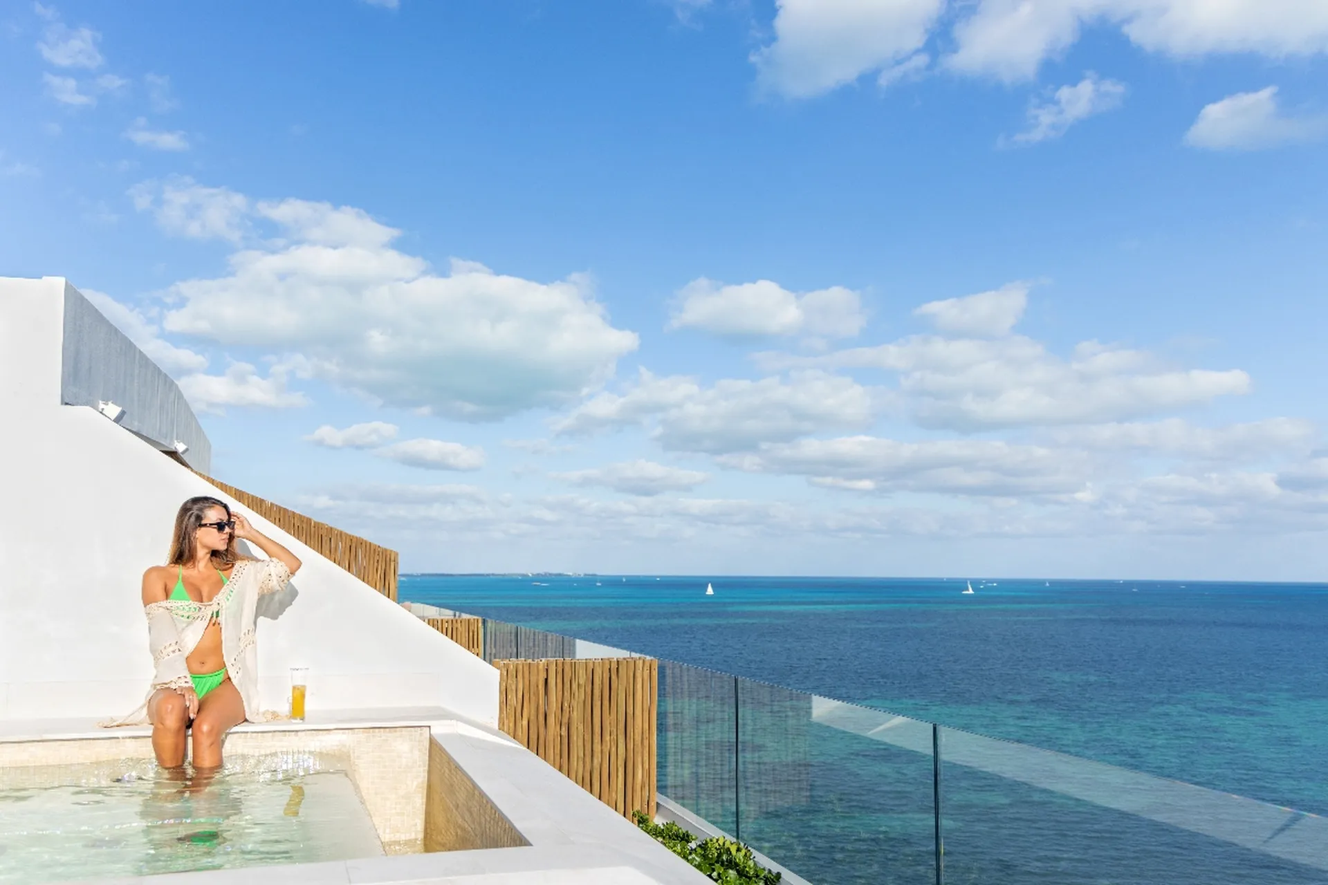 girl at the terrace of the garza blanca cancun residence