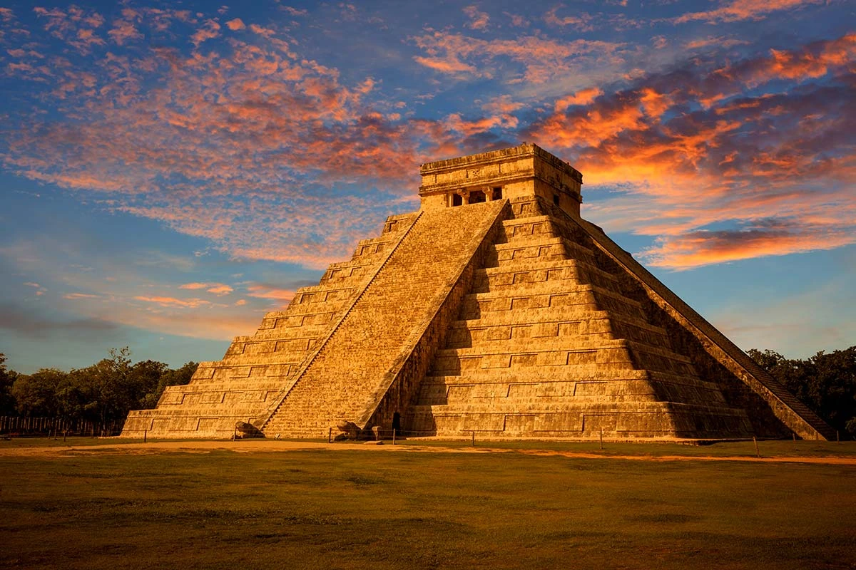 imagen de la gran piramide de chich&eacute;n itz&aacute;