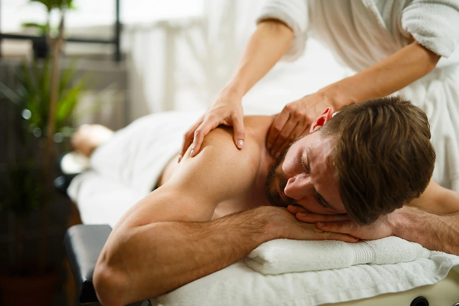 man receiven a relaxing massage