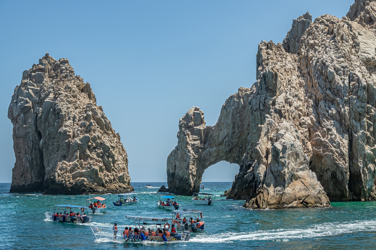 el-arco-appears-at-end-of-peninsula-cabo-san-lucas